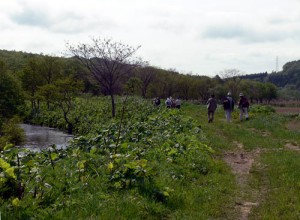 P1070499チョポシナイ熱郛川沿いを歩く