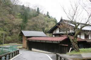 土蔵のある立派な構えの古民家